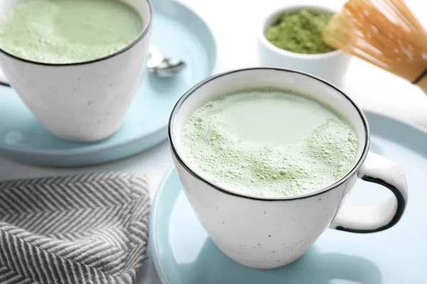 Sabroso té verde matcha latte sobre mesa blanca, primer plano — Foto de Stock