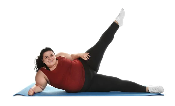 Mulher com excesso de peso fazendo exercício no fundo branco — Fotografia de Stock