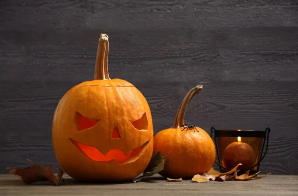 Spooky Jack abóbora cabeça lanterna no fundo de madeira. Halloween decoração — Fotografia de Stock