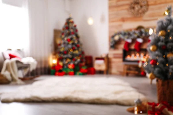 Verschwommener Blick auf stilvolles Weihnachtswohnzimmerinterieur — Stockfoto