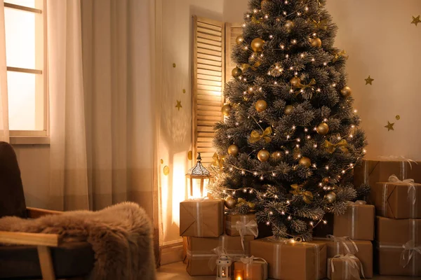 Intérieur élégant de la chambre avec beau sapin de Noël et boîtes-cadeaux — Photo