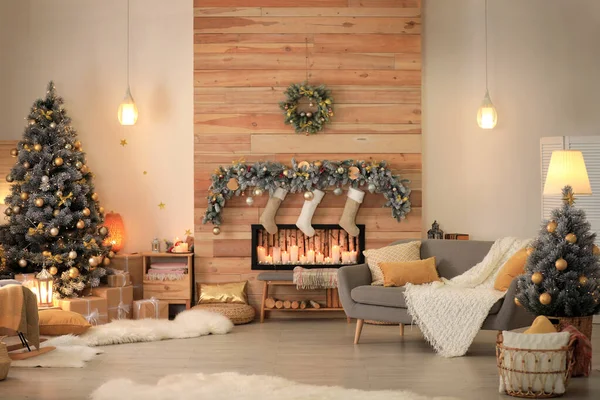 Elegante habitación interior con hermoso árbol de Navidad y chimenea decorativa —  Fotos de Stock