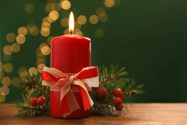 Bela composição de Natal com vela acesa na mesa contra luzes turvas. Espaço para texto — Fotografia de Stock