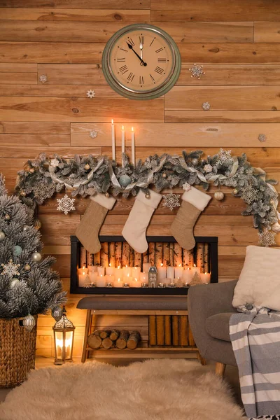 有装饰性壁炉和圣诞长袜的节庆室内部 — 图库照片