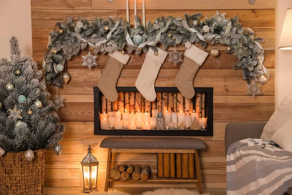 Habitación interior festiva con chimenea decorativa y medias de Navidad —  Fotos de Stock