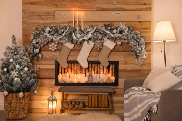 Habitación interior festiva con chimenea decorativa y medias de Navidad —  Fotos de Stock