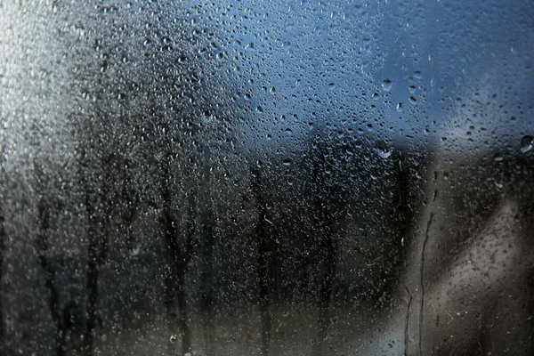 Chuva cai no vidro da janela como fundo — Fotografia de Stock