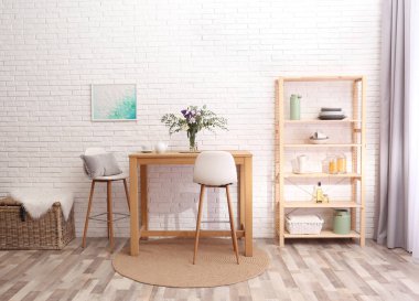 Ahşap yemek masası olan şık bir oda.