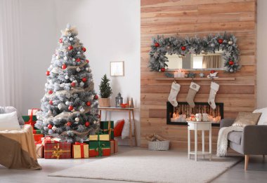 Dekore edilmiş Noel ağacı olan oturma odasının güzel iç mekanı.