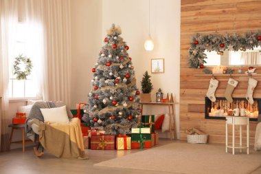 Dekore edilmiş Noel ağacı olan oturma odasının güzel iç mekanı.