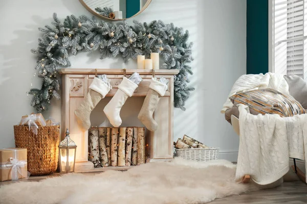 Chimenea con medias de Navidad en el interior de la habitación festiva —  Fotos de Stock