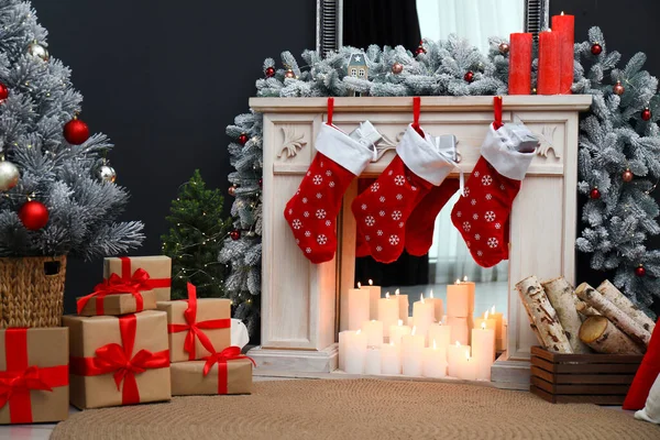 Lareira com meias de Natal no interior do quarto festivo — Fotografia de Stock