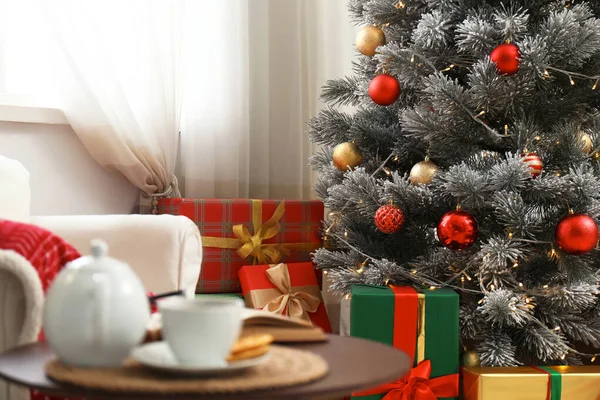 Stilvolles Interieur mit wunderschönem Weihnachtsbaum und Geschenkboxen — Stockfoto