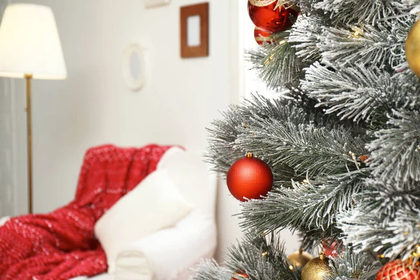 Stilvolles Interieur mit wunderschönem Weihnachtsbaum. Raum für Text — Stockfoto