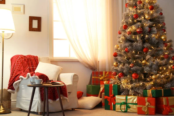 Stilvolles Interieur mit wunderschönem Weihnachtsbaum und Geschenkboxen — Stockfoto