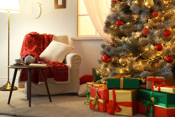 Stilvolles Interieur mit wunderschönem Weihnachtsbaum und Geschenkboxen — Stockfoto