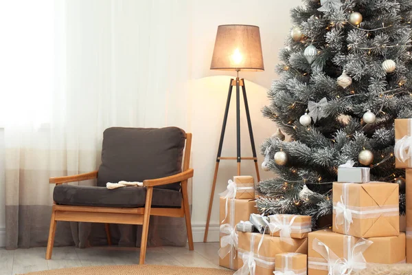 Stilvolles Interieur mit wunderschönem Weihnachtsbaum und Geschenkboxen — Stockfoto