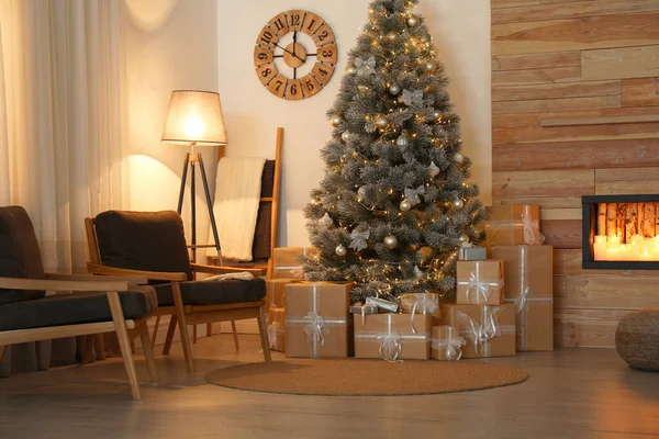 Stilvolles Interieur mit wunderschönem Weihnachtsbaum und Geschenkboxen — Stockfoto