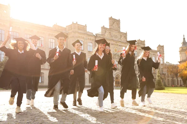Boldog diákok diplomával a szabadban. Ballagási ceremónia — Stock Fotó