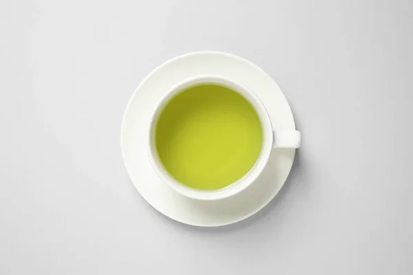 Tasse de thé vert sur fond clair, vue sur le dessus — Photo