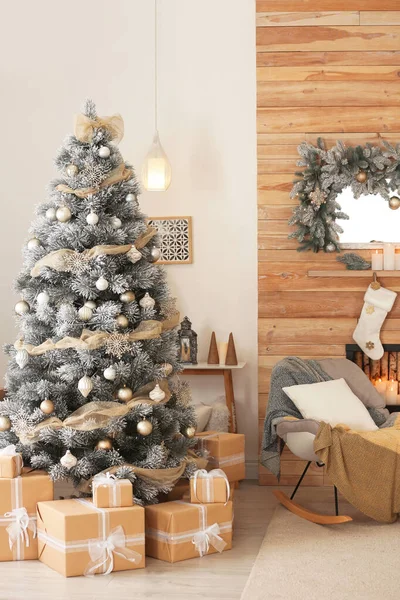 Belo interior da sala de estar com árvore de Natal decorada — Fotografia de Stock