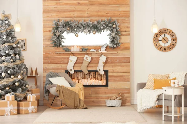 Gyönyörű karácsonyi belső tér a nappali dekoratív kandallóval — Stock Fotó