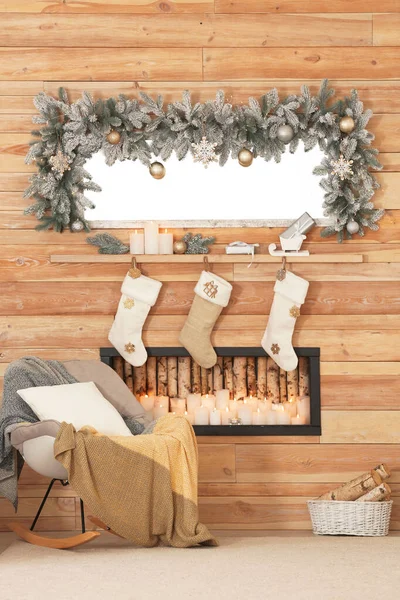 Hermoso interior de Navidad de sala de estar con chimenea decorativa —  Fotos de Stock