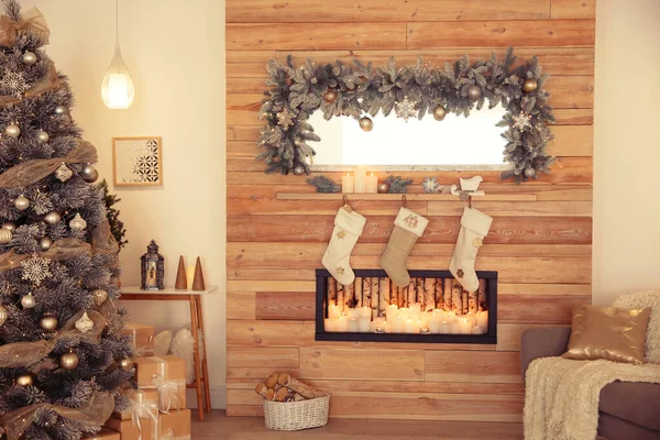 Hermoso interior de Navidad de sala de estar con chimenea decorativa —  Fotos de Stock