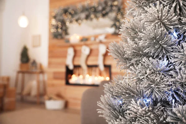 Gyönyörű díszített karácsonyfa ünnepi szoba belsejében. A szöveg helye — Stock Fotó