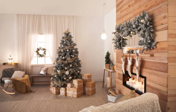 Krásný vánoční interiér obývacího pokoje s zdobeným stromem — Stock fotografie