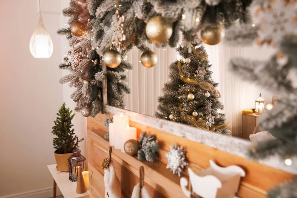 Wooden decorated mantelpiece at home. Christmas interior — Stock fotografie