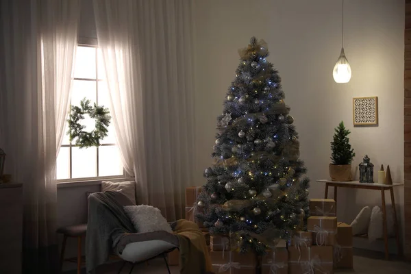 Belo interior da sala de estar com árvore de Natal decorada — Fotografia de Stock