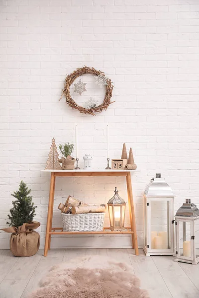 Stół konsolowy z dekoracją świąteczną w pobliżu cegły ściany. Pomysł na świąteczne wnętrze — Zdjęcie stockowe