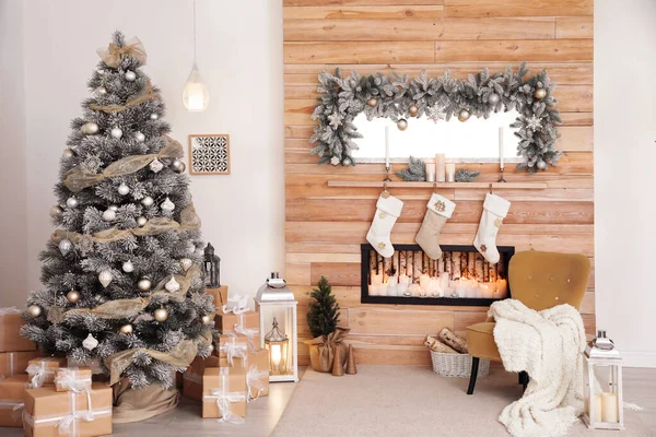 Slavnostní interiér s zdobeným vánočním stromečkem a krbem — Stock fotografie