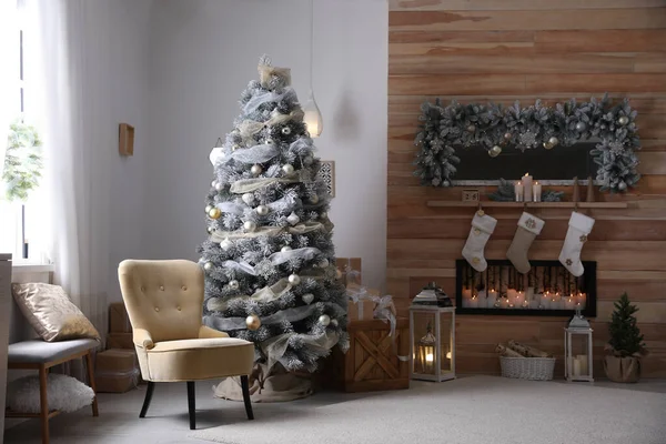 Feestelijke interieur met prachtige kerstboom en geschenken — Stockfoto