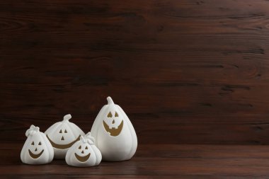 Jack-o-Lantern mum tutucuları ahşap arka planda, mesaj için yer var. Cadılar Bayramı Dekorasyonu