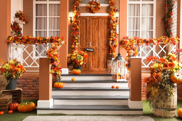 Είσοδος σπιτιού διακοσμημένη για παραδοσιακές φθινοπωρινές διακοπές — Φωτογραφία Αρχείου