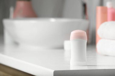 Deodorant ve tuvalet malzemelerini banyodaki tezgaha yapıştırın, mesaj için yer açın.