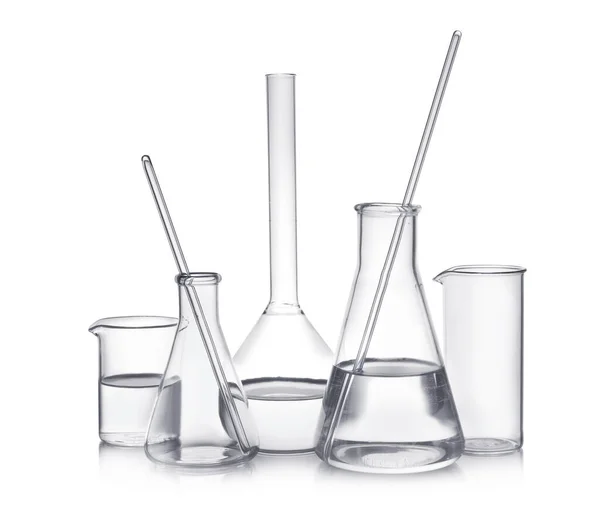 带白底液体样品的实验室玻璃器皿 — 图库照片