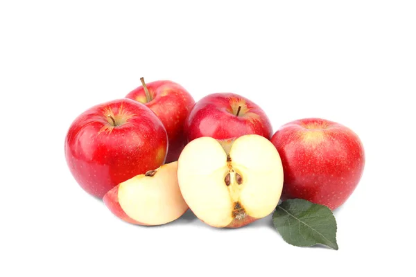 Reife saftige rote Äpfel mit Blatt auf weißem Hintergrund — Stockfoto