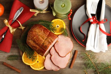 Düz kompozisyon ve ahşap masada lezzetli jambon. Noel yemeği.