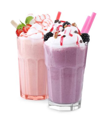 Beyaz arka planda bardakta lezzetli milkshake.