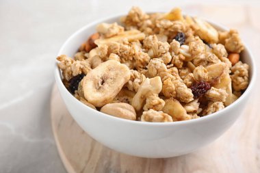 Loş masada ev yapımı tahıl gevreği. Sağlıklı kahvaltı.