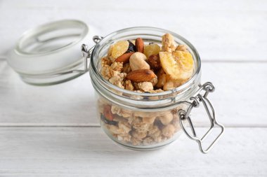 Beyaz ahşap masada ev yapımı tahıl gevreği. Sağlıklı kahvaltı.