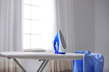 İçinde modern demir olan tahta, yazı için alan. Çamaşır günü