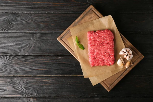 Fresh raw minced meat on black wooden table, top view. Space for text — Stock Photo, Image