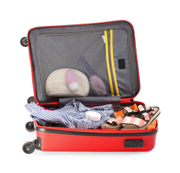 Gepackter Koffer mit Deo und Kleidung auf weißem Hintergrund — Stockfoto