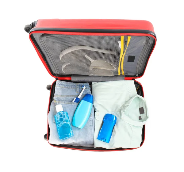 Pakowana walizka z dezodorantem i ubraniami na białym tle, widok z góry — Zdjęcie stockowe