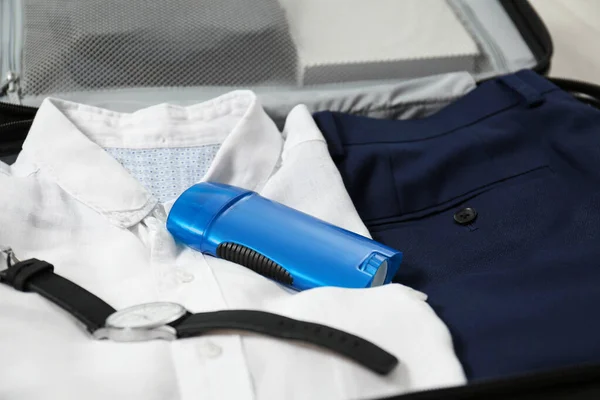 Крупним планом вид валізи з дезодорантом і одягом — стокове фото