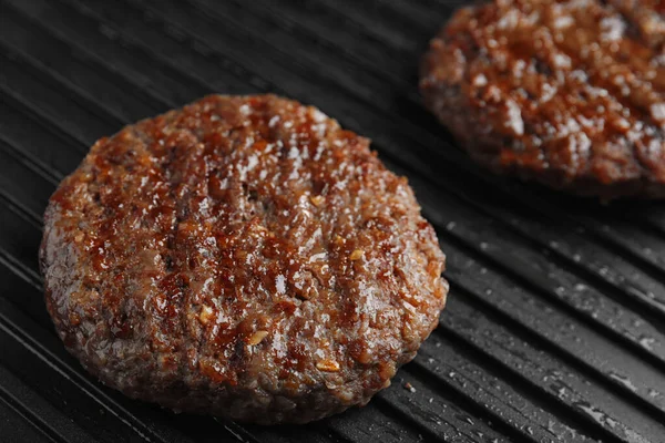 Costeletas de carne preparadas para hambúrguer na grelha, close-up — Fotografia de Stock